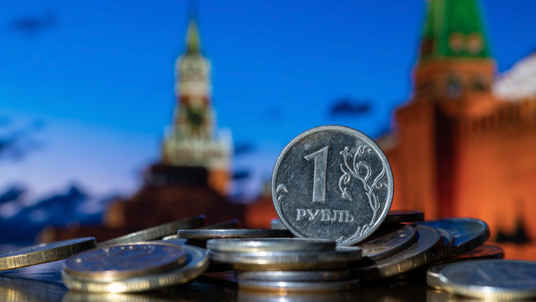 Rubla a căzut puternic, iar bursa de la Moscova a pierdut 6 la sută din valoare într-o zi