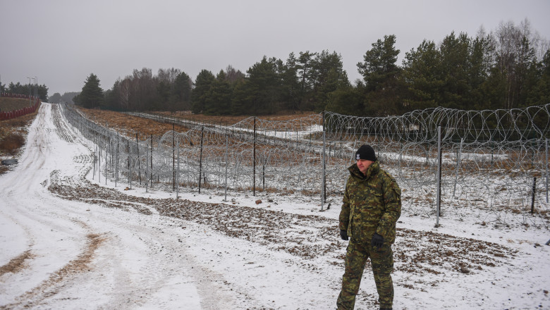 Polonia începe marţi construcţia unui gard înalt de 5,5 metri la frontiera externă a UE