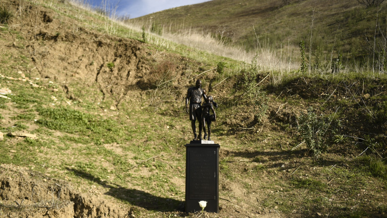 O statuie cu Kobe Bryant şi fiica lui a fost amplasată la locul accidentului de elicopter, la 2 ani de la moartea lor