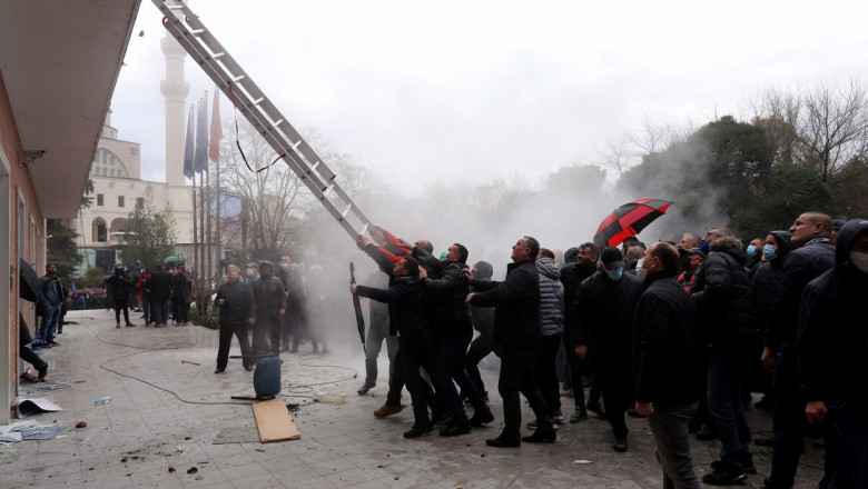 Au spart sediul Partidului Democrat