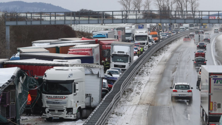 Carambol uriaş, cu peste 40 de maşini, pe o autostradă din Cehia
