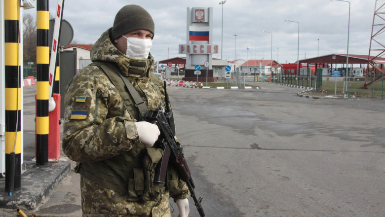 Ucrainenii din apropierea graniţei cu Rusia, pe picior de plecare sau pe picior de război. „Se vor întoarce acasă în sicrie de zinc”