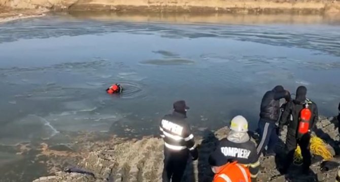 Un bărbat a decedat după ce a căzut cu buldoexcavatorul în lacul îngheţat al unei balastiere