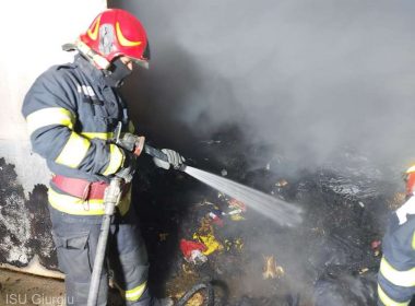 Pompierii intervin cu patru autospeciale pentru stingerea unui incendiu izbucnit în vamă