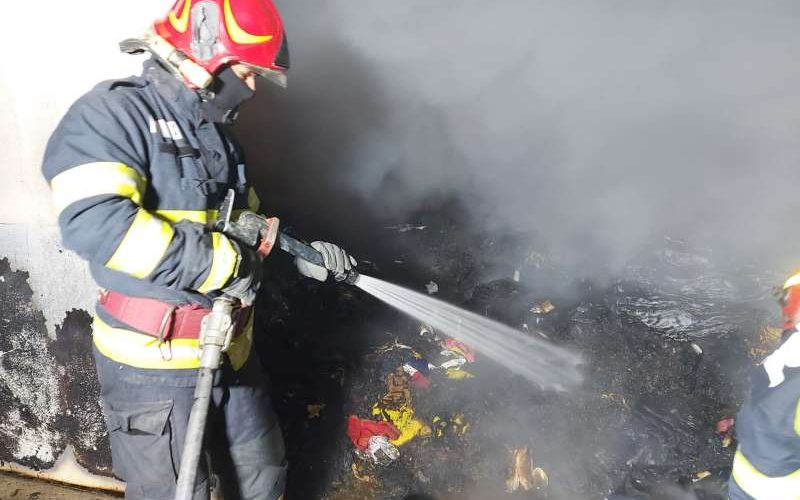 Pompierii intervin cu patru autospeciale pentru stingerea unui incendiu izbucnit în vamă