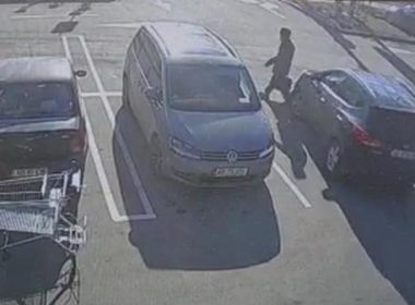 Lovit de maşină în parcarea unui supermarket