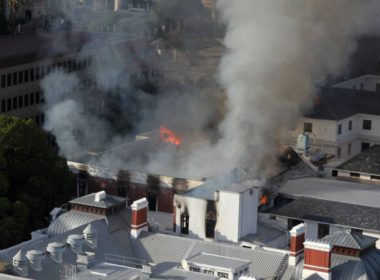 Incendiul devastator de la Parlamentul Africii de Sud, ţinut sub control