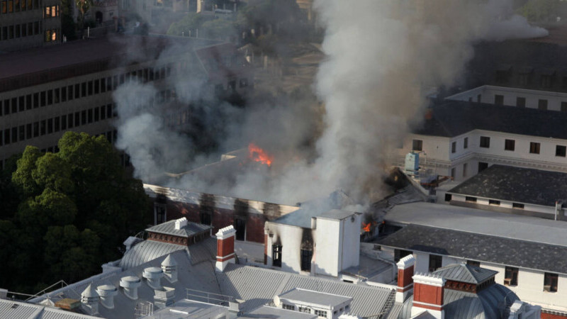 Incendiul devastator de la Parlamentul Africii de Sud, ţinut sub control