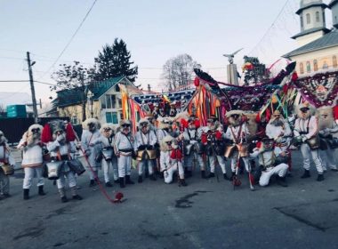 Parada colindătorilor mascaţi de la Păuneşti care alungă spiritele rele, o tradiţie de peste 200 de ani