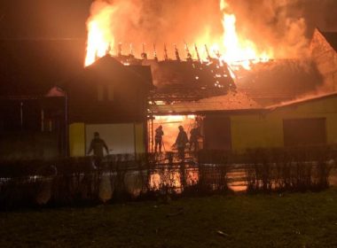 Trei case, cuprinse de flăcări în Râşnov. O persoană a avut nevoie de îngrijiri medicale