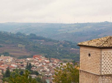 O localitate din Italia oferă 5.000 de euro persoanelor care vin să se stabilească acolo