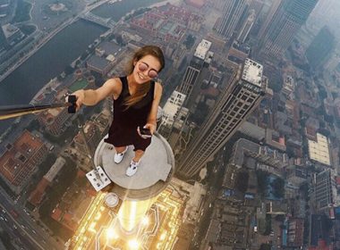 Obsesie periculoasă: În ultimii 10 ani, aproape 400 de oameni din toată lumea au murit încercând să îşi facă selfie-ul perfect