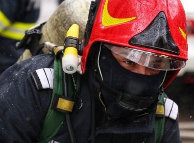 Incendiu de amploare la un depozit din Buzău; ard mai multe tone de rumeguş