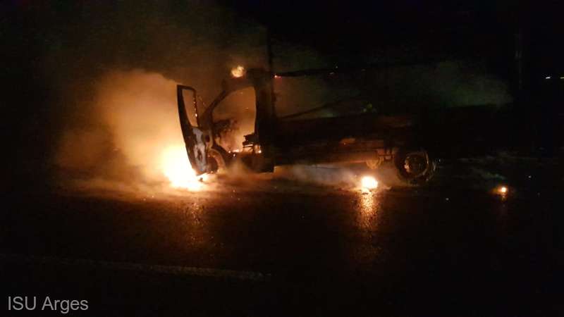 O autoutilitară a ars aproape în totalitate pe autostrada A1