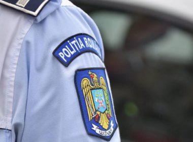 Poliţist din Tărlungeni, cercetat sub control judiciar după ce a fost prins luând mită