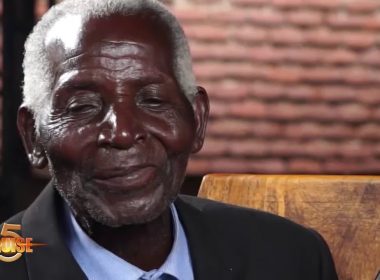 Celebritatea obţinută pe TikTok i-a adus unui cântăreţ de 92 de ani din Malawi o cină cu preşedintele ţării