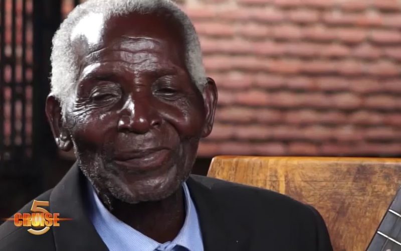 Celebritatea obţinută pe TikTok i-a adus unui cântăreţ de 92 de ani din Malawi o cină cu preşedintele ţării
