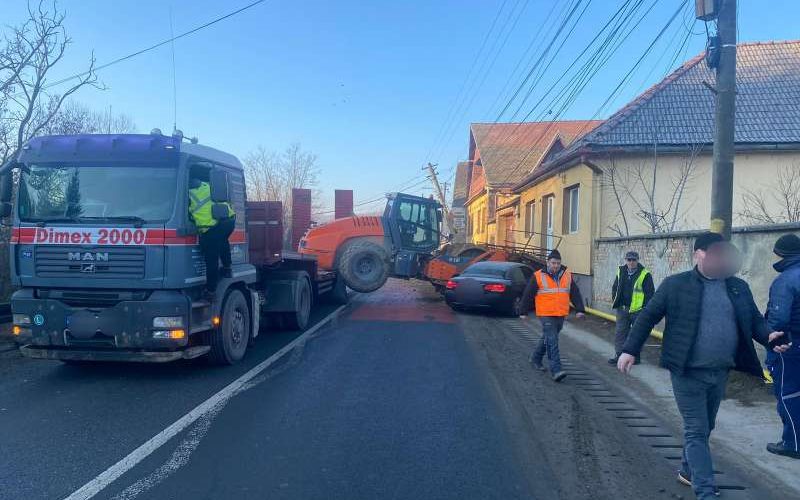 Trafic blocat pe DN 14, în Slimnic, după ce un utilaj a căzut pe conducta de gaz şi a avariat un stâlp de electricitate