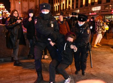 Sute de ruşi au fost arestaţi din cauză că au protestat faţă de războiul pornit de Putin în Ucraina