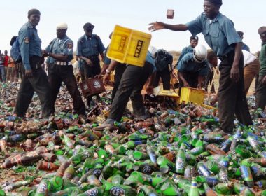 Aproape 4 milioane de sticle de bere au fost strivite cu buldozerul şi arse în Nigeria. Consumatorii de alcool riscă să fie biciuiţi