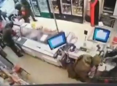 Militari ruşi filmaţi în timp ce fură dintr-un magazin din Ucraina