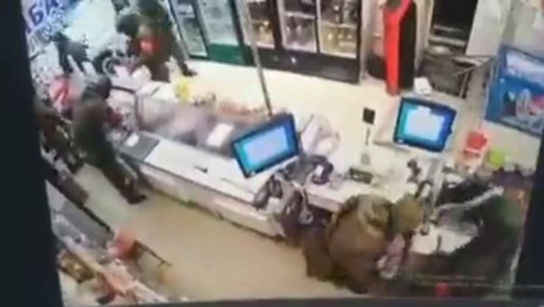 Militari ruşi filmaţi în timp ce fură dintr-un magazin din Ucraina