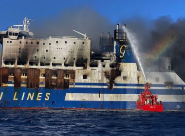 Posibilă pată de poluare lângă feribotul care a luat foc în Mediterana
