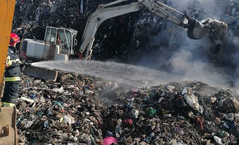 Bistriţa-Năsăud: Intervenţie de nouă ore a pompierilor pentru stingerea unui incendiu izbucnit la groapa de gunoi Tărpiu