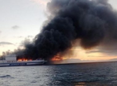 Navă în flăcări, 29 de români la bord