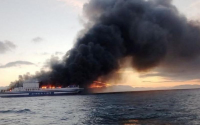 Sunt 600 de grade pe feribotul care a luat foc în Mediterana. Pompierii încearcă să-l răcească pentru a-i găsi pe cei 12 dispăruţi