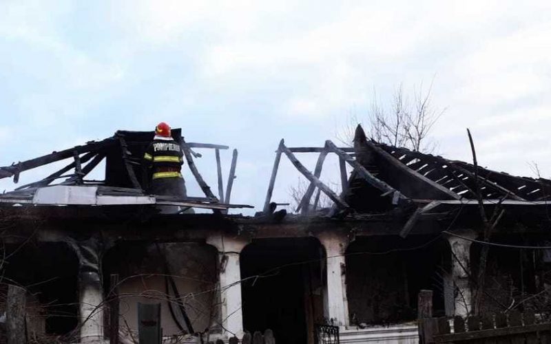 Olt: Două persoane, mamă şi fiu, au murit după ce casa le-a luat foc. Incendiul a fost provocat, cel mai probabil, de un coş de fum deteriorat