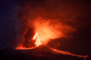 Vulcanul Etna, erupţie spectaculoasă