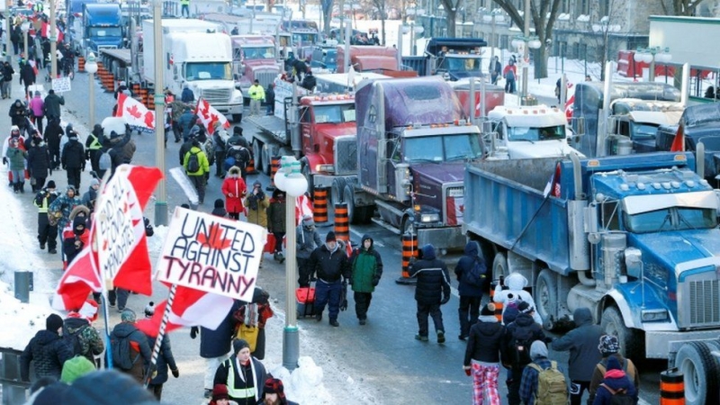 Poliţia canadiană continuă reprimarea manifestaţiei anti-restricţii de la Ottawa