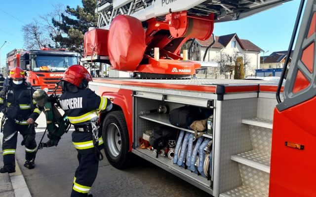 Peste 60 de pompieri au intervenit pentru stingerea incediului de la gaterul din comuna Zetea