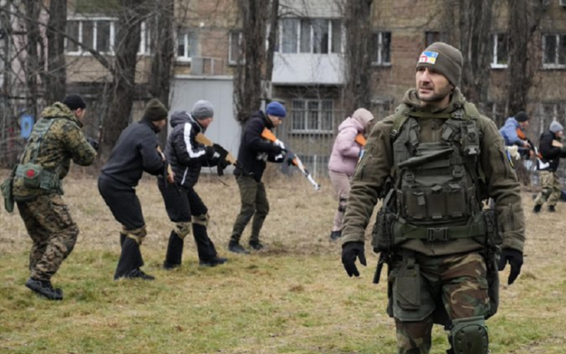 Ucraina a declarat stare de urgenţă începând de joi şi şi-a sfătuit cetăţenii să părăsească Rusia