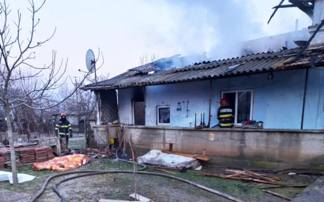 O femeie din Olt a murit în incendiul care i-a cuprins casa. Pompierii au fost chemaţi la 4,00 dimineaţa