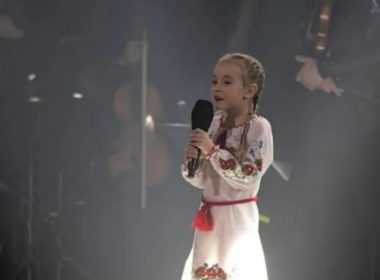 Imnul Ucrainei, cântat cu emoţie de un copil