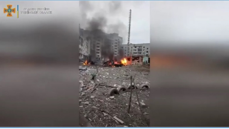 Noi imagini cu blocuri distruse în bombardamentul din Borodyanka. Autorităţile spun că e posibil ca în ele să fi fost încă oameni￼