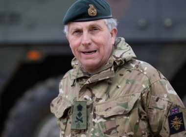 Şeful armatei britanice avertizează populaţia să nu se alăture luptei din Ucraina
