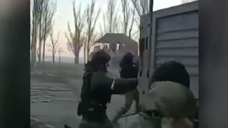 Lupte grele între militarii ucraineni şi invadatorii ruşi pe străzile din Mariupol