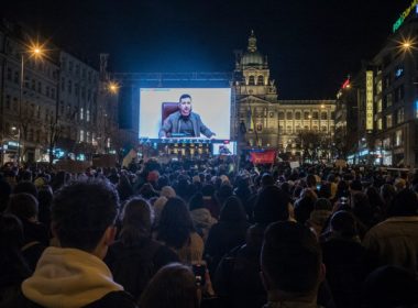 Manifestaţie uriaşă de susţinere a poporului ucrainean, la Praga. Preşedintele Zelenski a fost aclamat de zeci de mii de oameni￼