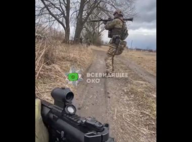 Noi imagini cu militari ucraineni care distrug blindate ruseşti într-o ambuscadă