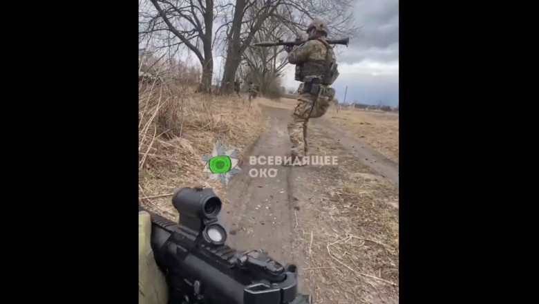 Noi imagini cu militari ucraineni care distrug blindate ruseşti într-o ambuscadă