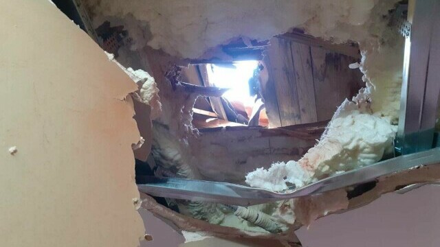  Un bolovan căzut din cer a străpuns acoperişul şi plafonul unei case