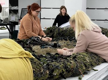 Un celebru brand ucrainean, cunoscut pentru rochiile decadente de mireasă, produce ţinute şi veste de asalt pentru armată 