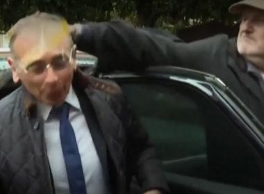 Un bărbat i-a spart un ou în cap lui Eric Zemmour, candidatul de extremă dreapta la preşedinţia Franţei