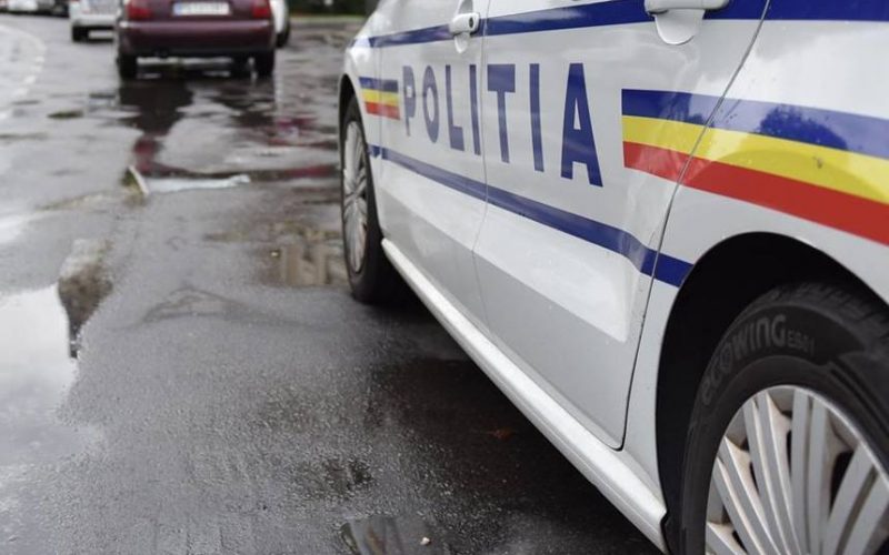 Braşov: Dosar penal deschis după ce un bărbat a fost filmat urcat pe plafonul unei autospeciale a Poliţiei