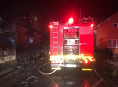 Un bărbat a murit într-un incendiu izbucnit într-un apartament; 8 oameni au fost evacuaţi din bloc
