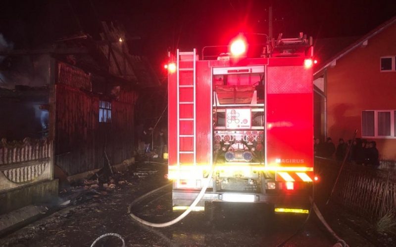 Bistriţa-Năsăud: Intervenţie de nouă ore a pompierilor pentru stingerea unui incendiu care a cuprins mai multe grajduri, fâneţe şi un atelier de prelucrare a lemnului