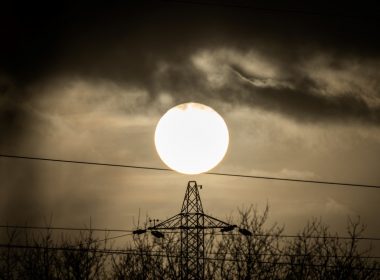Experţi: Legile pentru protecţia populaţiei faţă de preţurile la energie sunt făcute de oameni rupţi de realitate